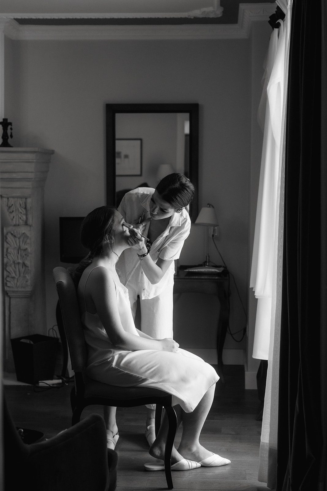 Noelia maquillando a una novia en el hotel