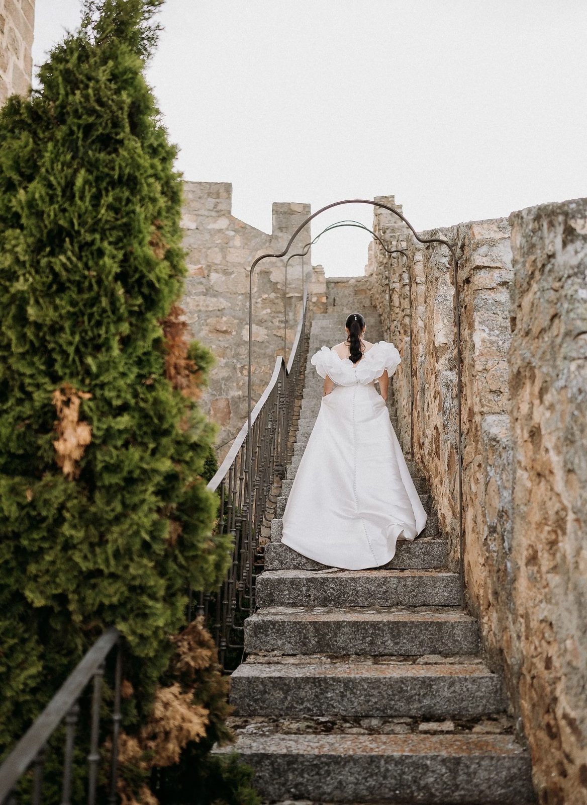 Novia subiendo la escalera de la muralla