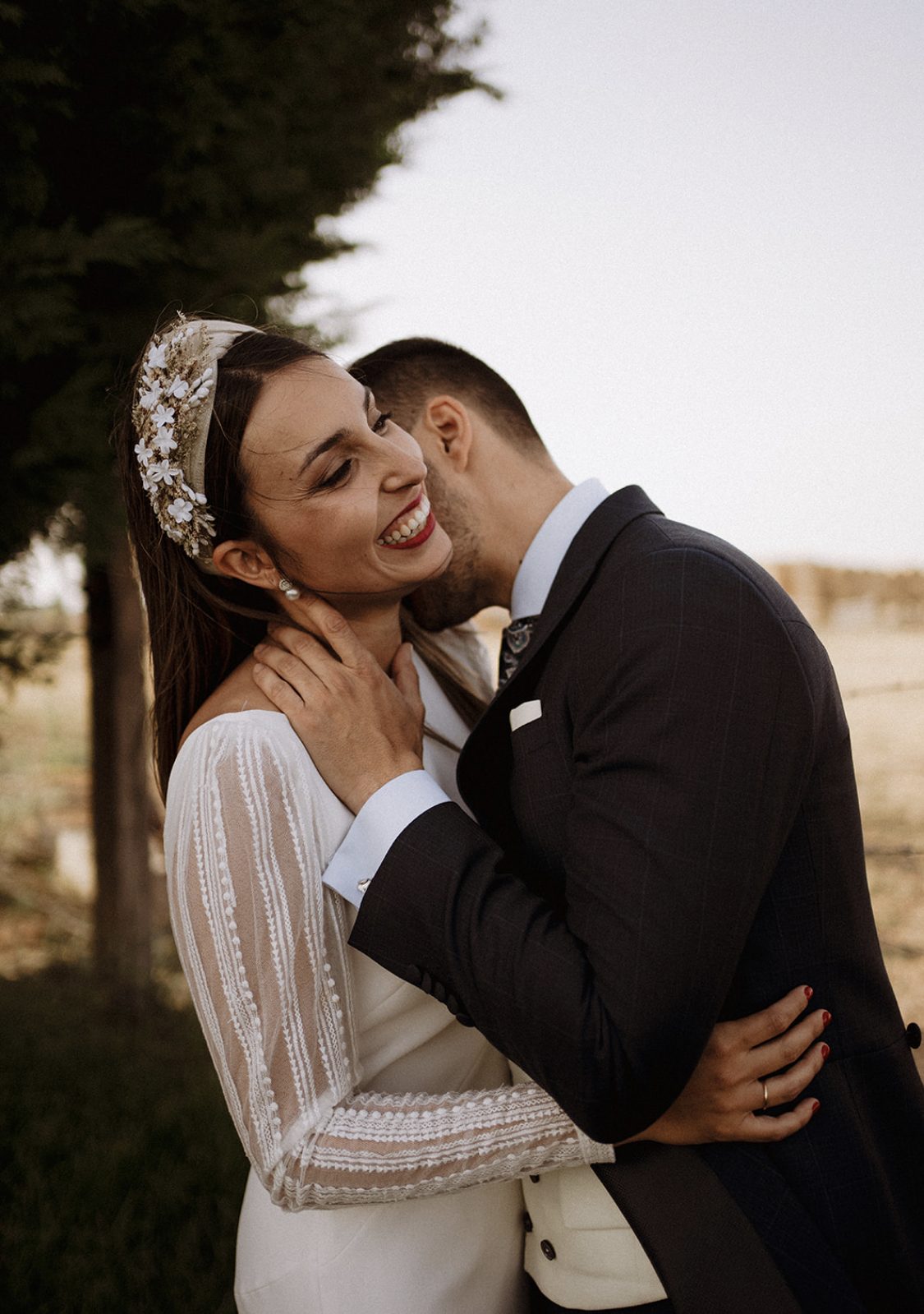 Novia con diadema joya abrazada a su pareja