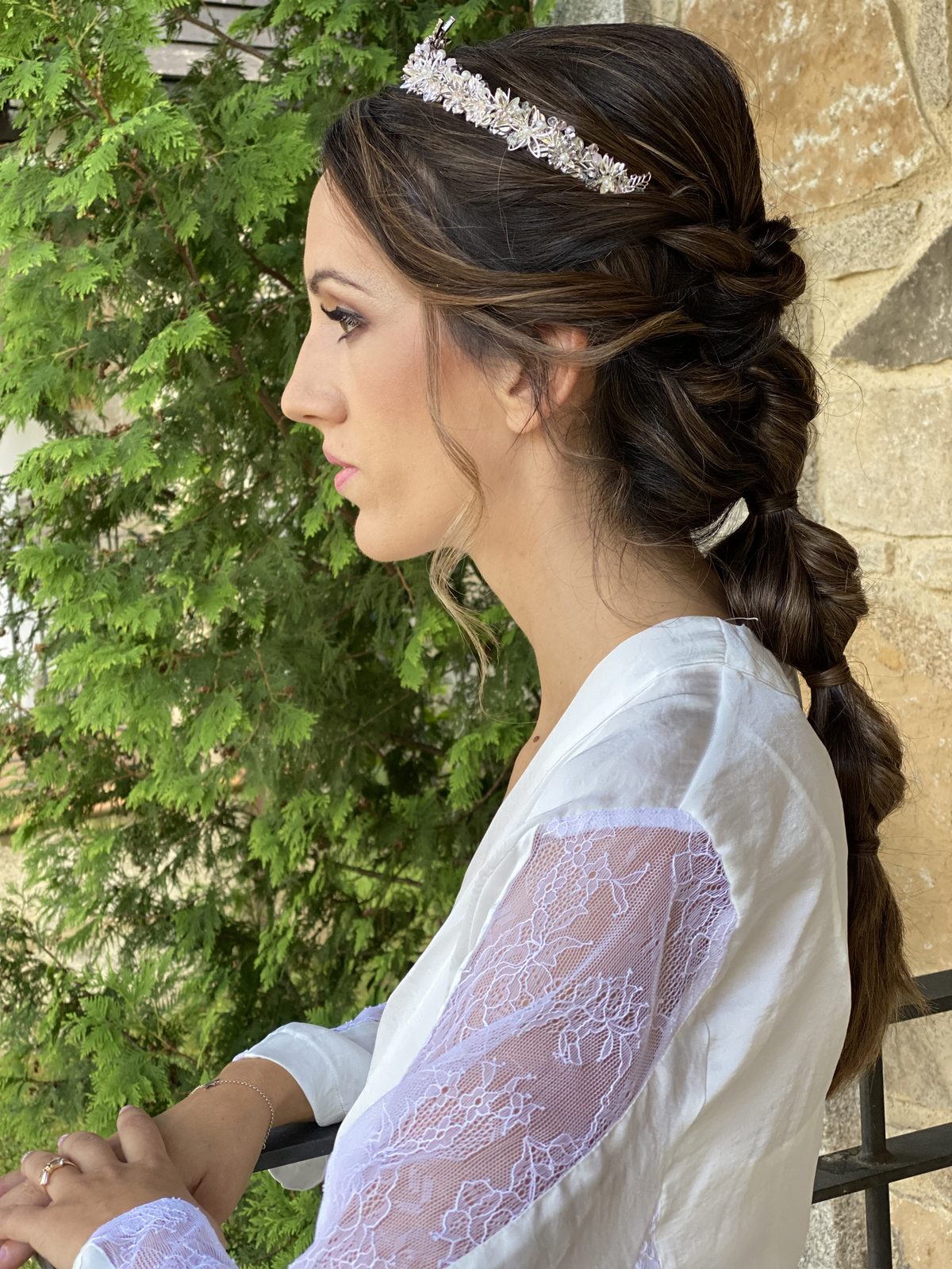 Trenza burbuja con tiara, de perfil