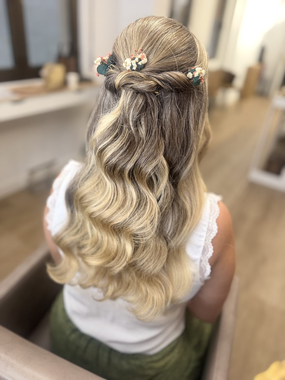 Semirecogido con ondas hecho en el estudio