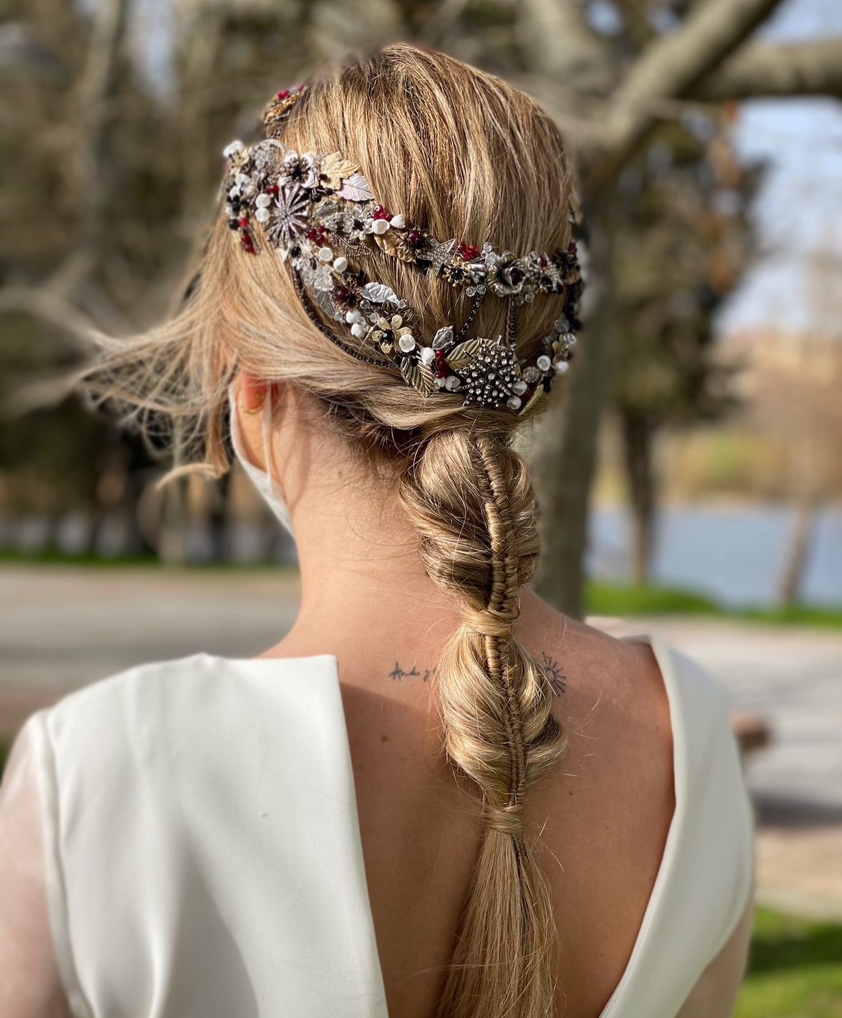 Trenza rubia con tocado de pedrería